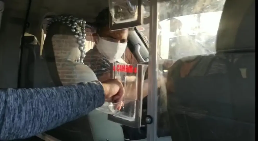 TURNO AUTOS Pantalla acrílica con buzón para pagar el pasaje
