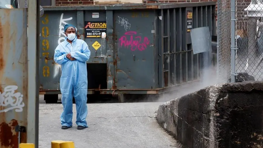 Un m&eacute;dico observa como un cuerpo es trasladado a una morgue temporal en Nueva York, Estados Unidos. EFE