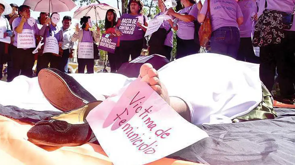 Colectivo protesta contra la violencia y feminicidios en Cochabamba, hace meses. Foto: OPINI&Oacute;N