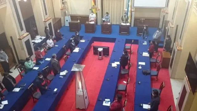 La sesi&oacute;n empez&oacute; con un minuto de silencio por los fallecidos de Beni. OX&Iacute;GENO