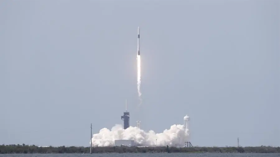 Un cohete Falcon 9 de la compa&ntilde;&iacute;a aeron&aacute;utica SpaceX con una nave en la que viajan dos astronautas de la NASA despeg&oacute; este s&aacute;bado desde Cabo Ca&ntilde;averal (Florida, EE.UU.) en el primer vuelo espacial con humanos a la Estaci&oacute;n Espacial Internacional (EEI) desde suelo estadounidense en nueve a&ntilde;os. (EFE)