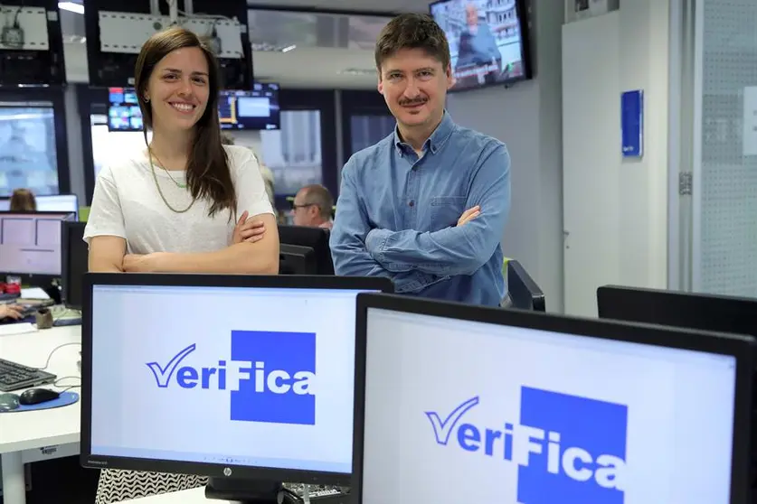 Los redactores Ramiro Fuente y Desire&eacute; Garc&iacute;a, responsables de la unidad de verificaci&oacute;n de la Agencia EFE, VeriFica, para luchar contra las noticias falsas.