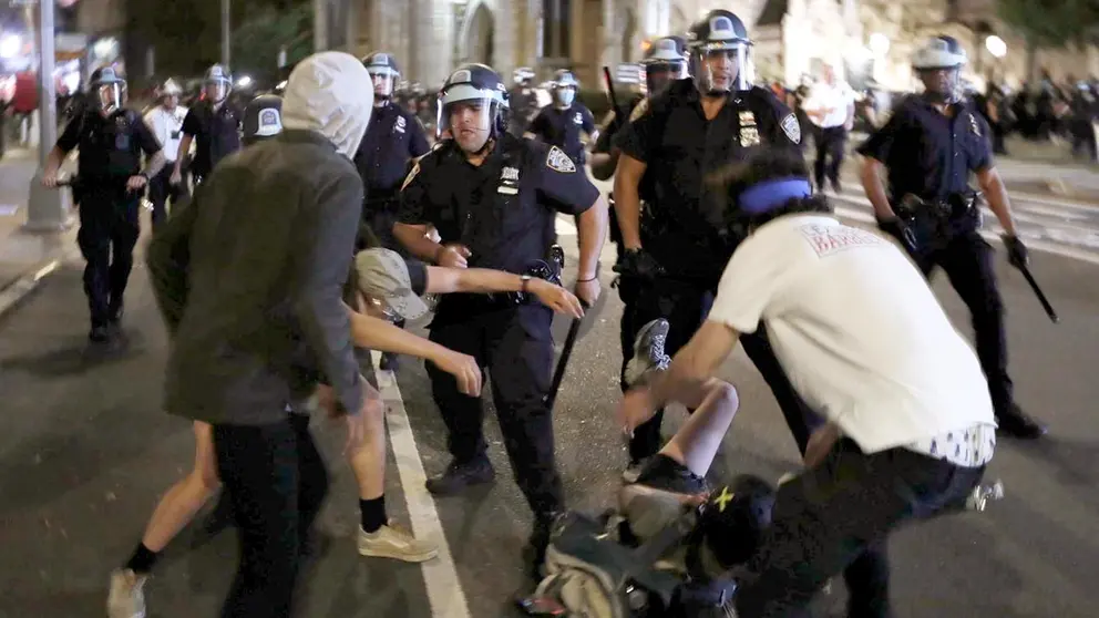 Los oficiales de policía de la ciudad de Nueva York arrestan a los manifestantes durante una manifestación sobre el arresto de George Floyd, quien luego murió bajo custodia policial. EFE