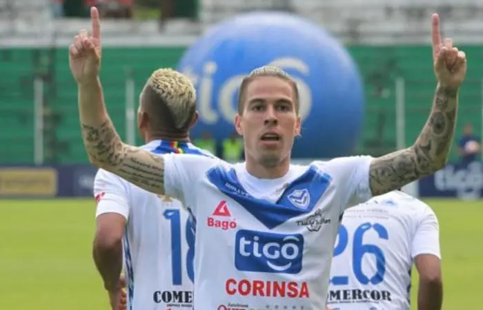 Javier Sanguinetti celebra un gol cuando jugaba en San Jos&eacute;. ARCHIVO APG