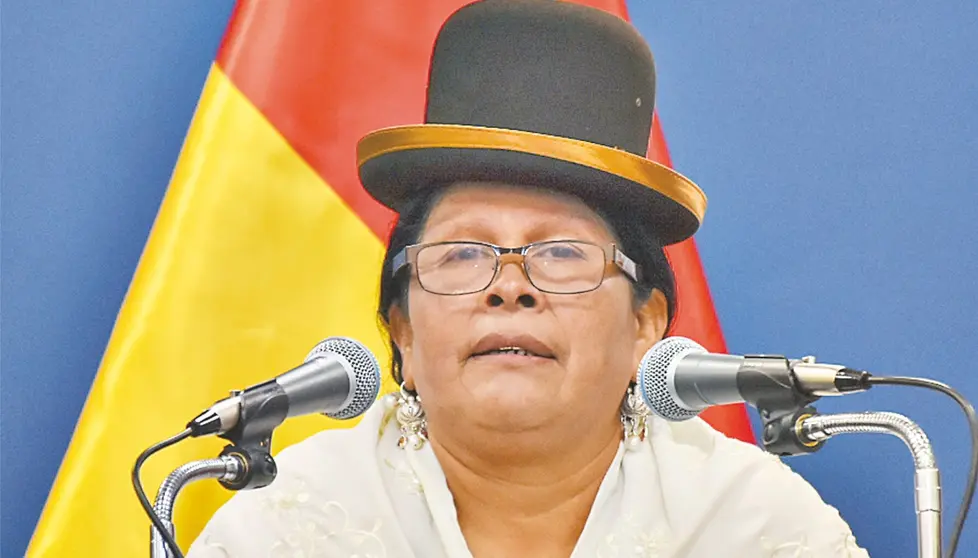 La hasta ayer ministra de Culturas, Martha Yujra en conferencia de prensa.