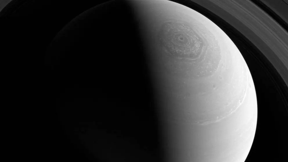 Fotograf&iacute;a cedida por la NASA el 3 de febrero de 2014 que muestra una imagen de los anillos de Saturno del 23 de noviembre de 2013. EFE