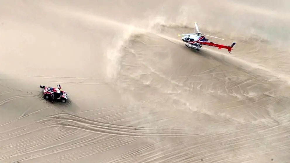 Un helicóptero auxilia a David Castera, copiloto del francés Stephane Peterhansel, durante la novena etapa del Rally Dakar 2019, 