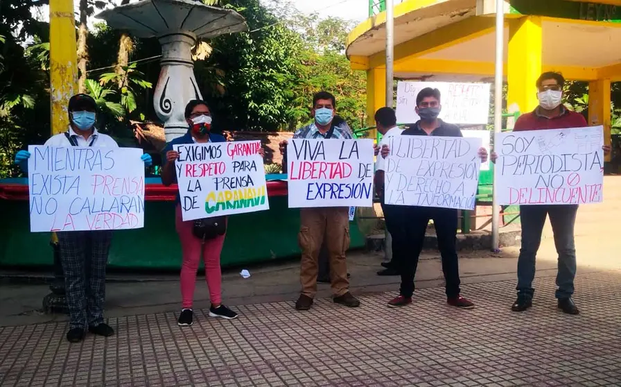 Periodistas de Caranavi exigen garant&iacute;as para su labor con pancartas. Foto: Radio La Voz de las Mayor&iacute;as