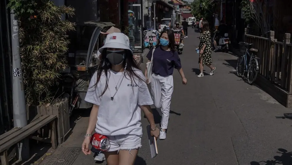 Personas caminan en un paseo en China. EFE