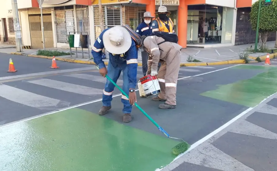 Trabajadores municipales cuando se&ntilde;alizaban una parte de la actual cicloruta.
ARCHIVO