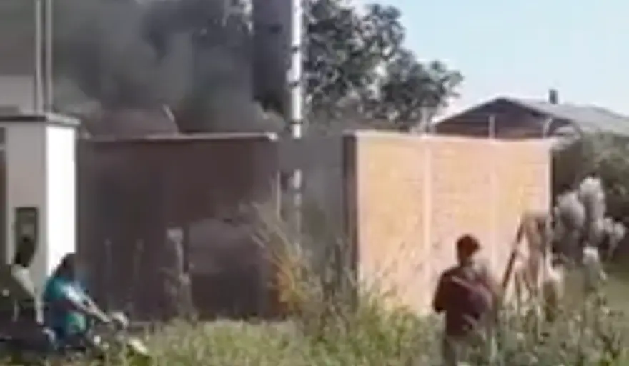 Momento de la quema de antenas en Yapacan&iacute;. CAPTURA DE VIDEO