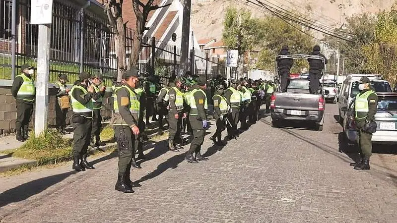 Operativo policial en inmediaciones de la Embajada de M&eacute;xico. MINISTERIO DE GOBIERNO