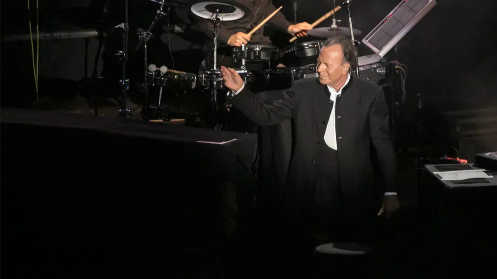 Julio Iglesias durante una actuaci&oacute;n. EFE
