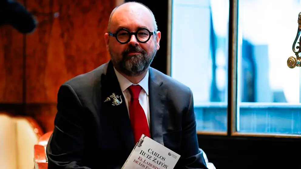 El escritor Carlos Ruiz Zaf&oacute;n, con la &uacute;ltima entrega de su saga, &ldquo;El laberinto de los esp&iacute;ritus&rdquo;