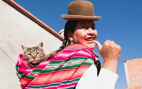 La Warmi Rosa junto al gato Cirilito. Facebook