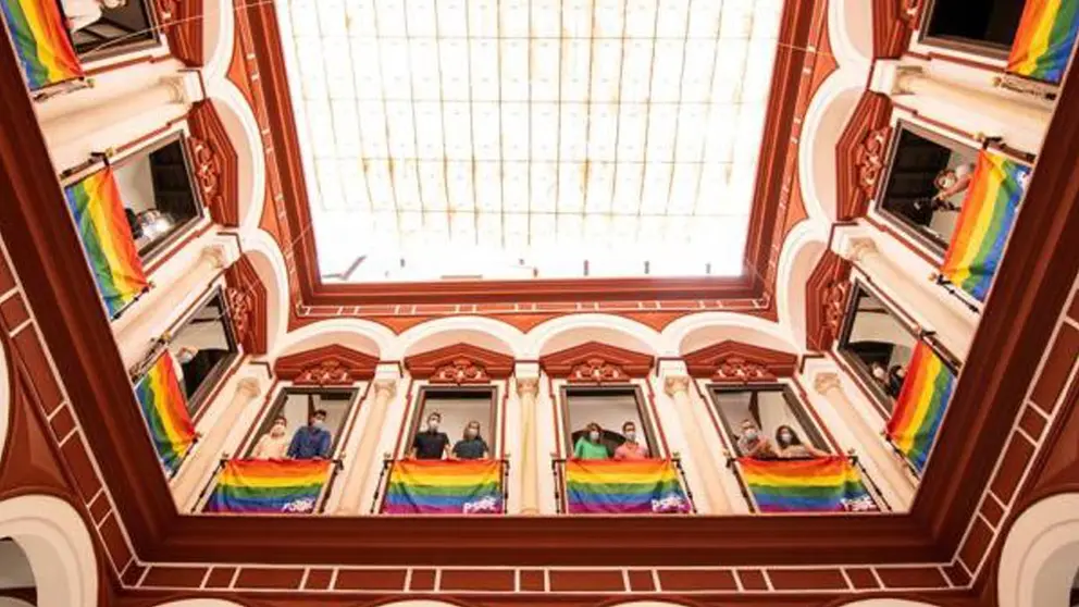 Patio interior de la sede regional del PSOE en Sevilla donde se ha colocado banderas arco&iacute;ris en todos los balcones durante el acto de despliegue de este s&iacute;mbolo en la fachada de dicho edificio y en el que ha participado la secretaria general de los socialistas andaluces, Susana D&iacute;az (c), con motivo del D&iacute;a del Orgullo LGTBI el pr&oacute;ximo domingo. EFE