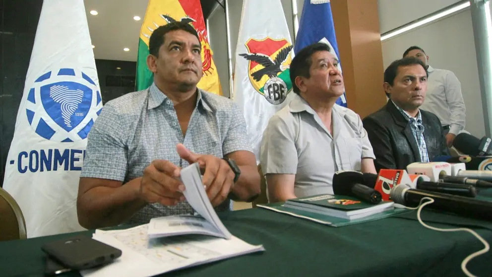 Marco Rodríguez (i), junto a César Salinas y Jaime Cornejo (d), integrantes del Ejecutivo de la FBF. ARCHIVO-OPINIÓN