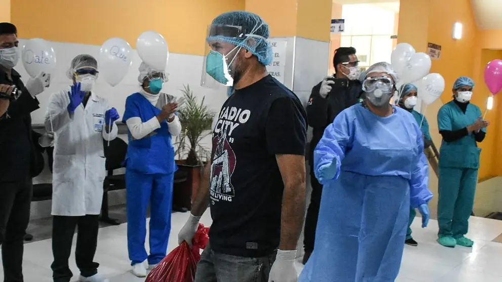 Uno de los recuperados de COVID-19 abandona en medio de aplausos el hospital Solomon Klein, en Sacaba. DICO SOL&Iacute;S