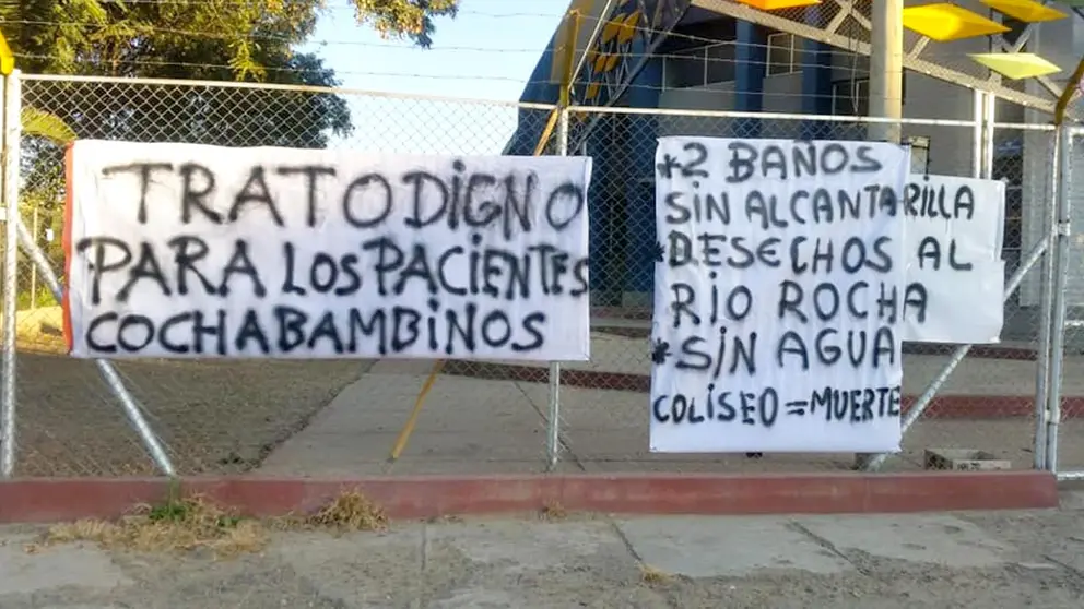 Carteles de protesta en afueras del coliseo de la Costanera. RADIO SAN SIMÓN