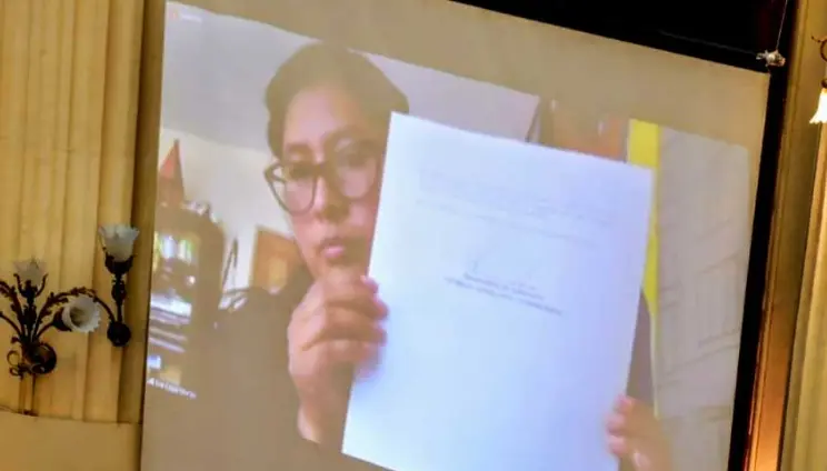 Eva Copa, presidenta del Senado, exhibe su firma. Vicepresidencia