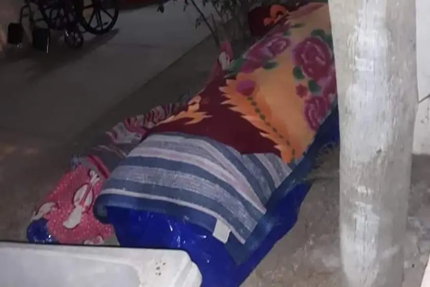 Un ata&uacute;d con frazadas en el patio en el hospital Benigno S&aacute;nchez, en Quillacollo.