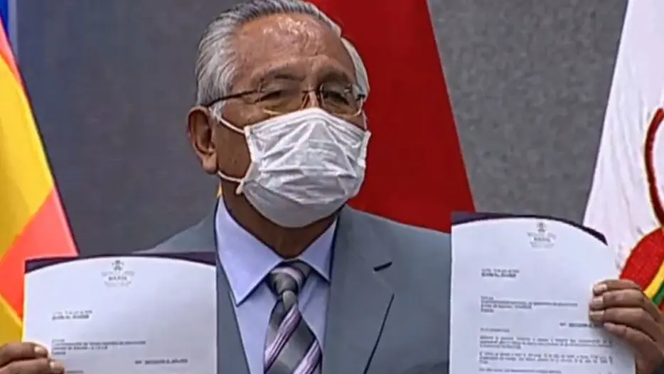 El exministro de educaci&oacute;n Victor Hugo Cardenas, durante una conferencia de prensa.