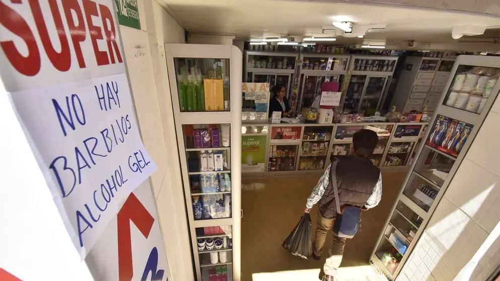 La atenci&oacute;n en una farmacia. APG
