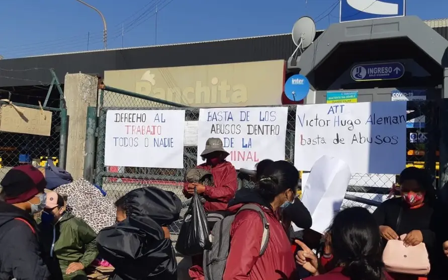 Una imagen de la vigilia de los voceadores de la terminal de buses. Radio San Sim&oacute;n