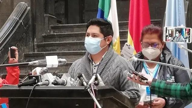 El responsable de convenios y servicios departamentales de salud, Ronald Claros, durante la conferencia de prensa. Radio San Sim&oacute;n