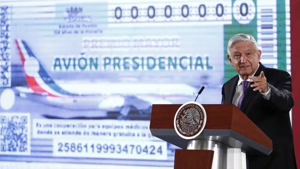 L&oacute;pez Obrador afirma que hay dos posibles compradores del avi&oacute;n presidencial. EFE