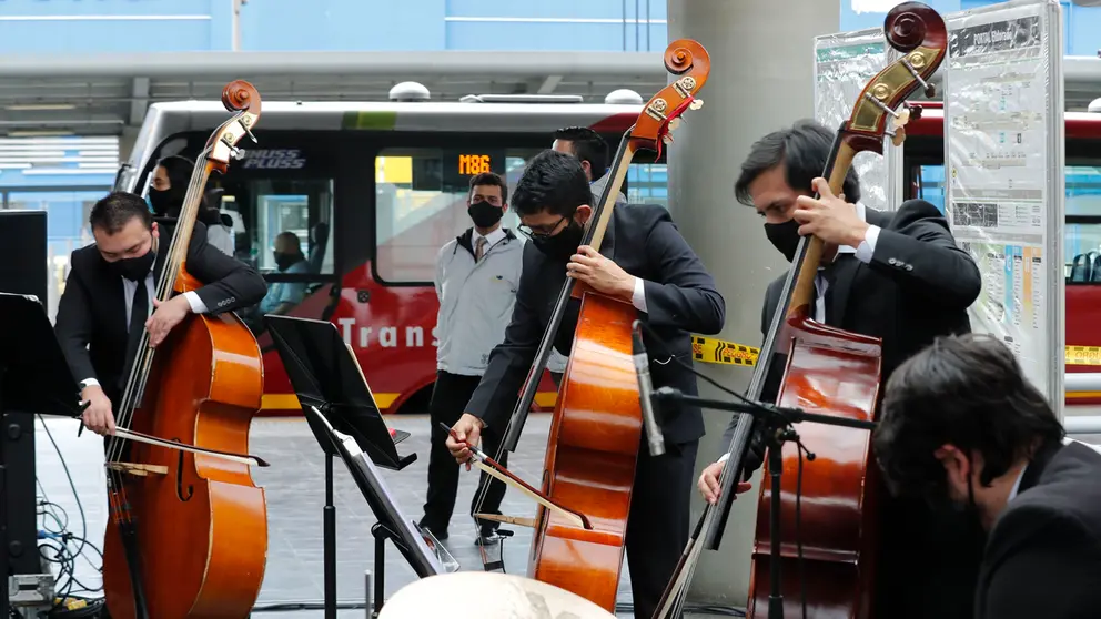 Músicos del cuarteto de contrabajos y percusión de la Banda Filarmónica Juvenil. EFE