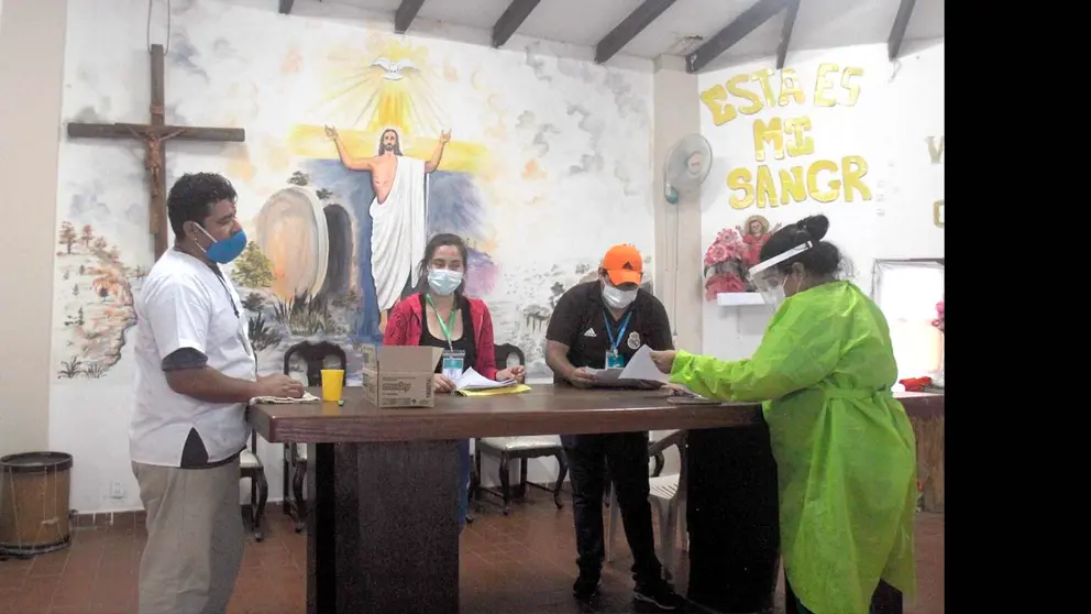 Voluntarios que colaboran en una capilla religiosa convertida en un centro de acogida para ayudar a enfermos con COVID-19 en Santa Cruz. EFE