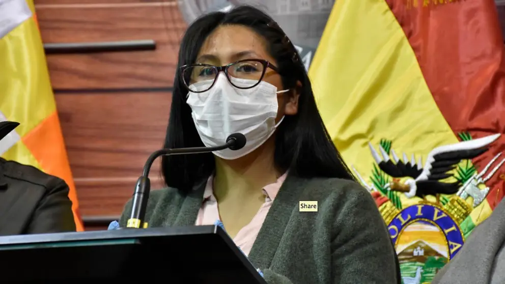 La presidenta del Senado, Eva Copa, durante una conferencia de prensa.