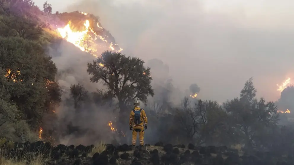 Un voluntario observa un incendio en el Parque Tunari. (Tunari Sin Fuego)
