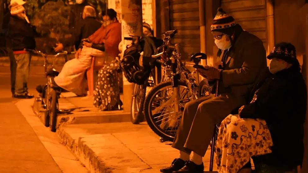 Las filas, el lunes en la madrugada, en una entidad financiera de Cochabamba. NO&Eacute; PORTUGAL