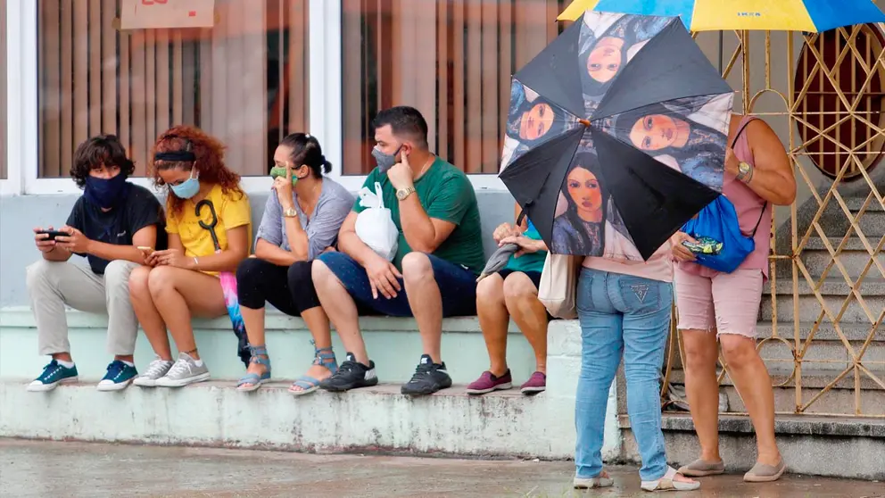 Cubanos utilizan barbijos en La Habana. EFE