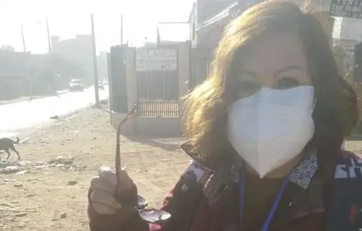 Sonia Escobar, directora del hospital de Arbieto, muestra c&oacute;mo quedaron sus lentes tras la agresi&oacute;n. ATB