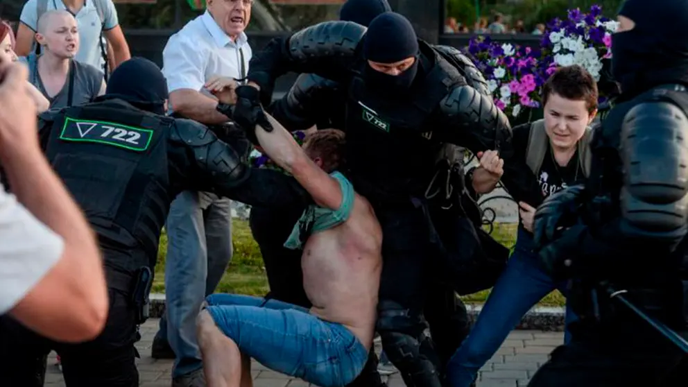 Polic&iacute;a detiene a manifestantes que protestan tras las elecciones en Bielorrusia. EFE