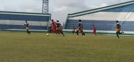 Un partido por el torneo de la Asociaci&oacute;n Cruce&ntilde;a de F&uacute;tbol (ACF). &Aacute;lex Machaca