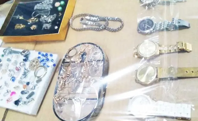 Una imagen referencial de joyas y relojes robados./ Clave 300