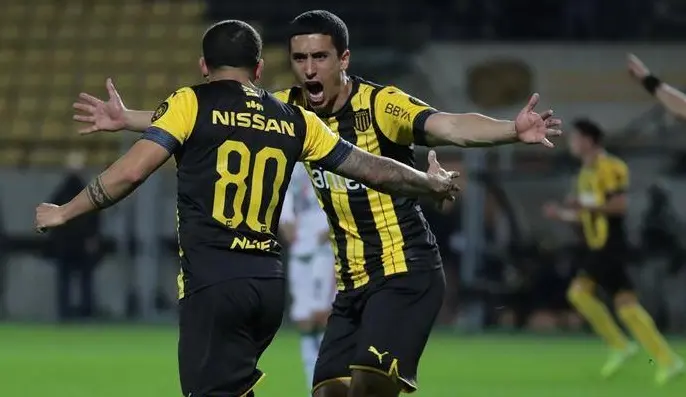 Los jugadores de Pe&ntilde;arol celebran uno de los goles ante el Boston. EFE