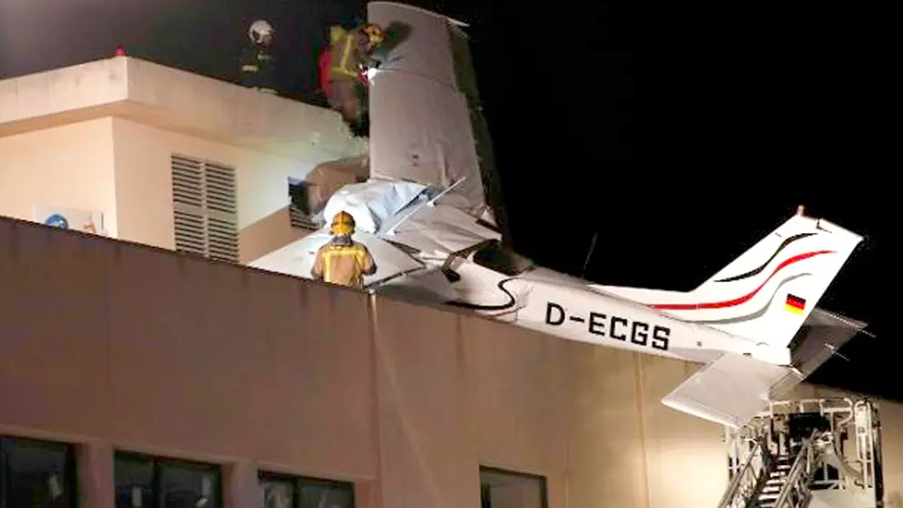 Imagen de la avioneta estrellada en lo alto de un edificio. EFE