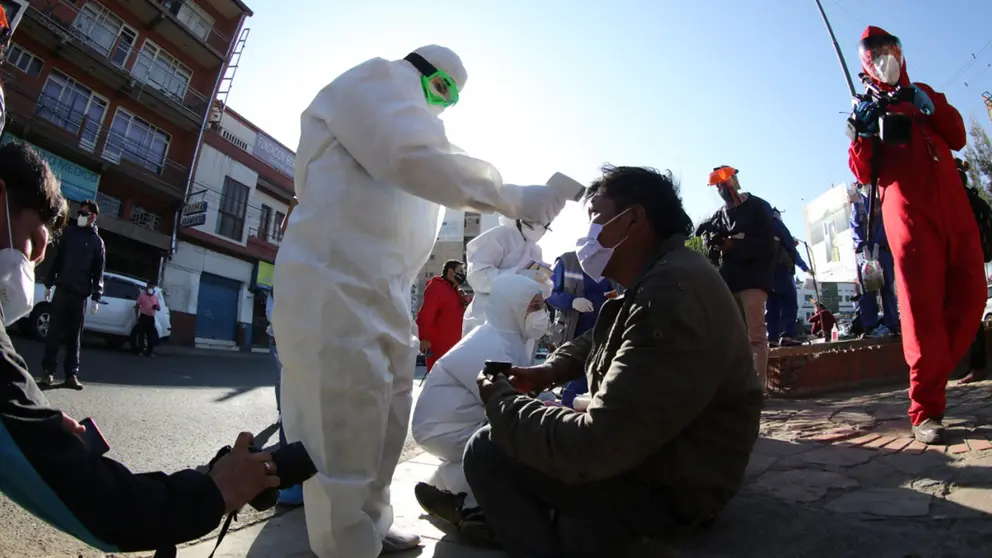 Personal de la Alcald&iacute;a de Cochabamba y otras instituciones realizaron el rastrillaje para identificar posibles  casos de COVID-19. Foto: GAMC
