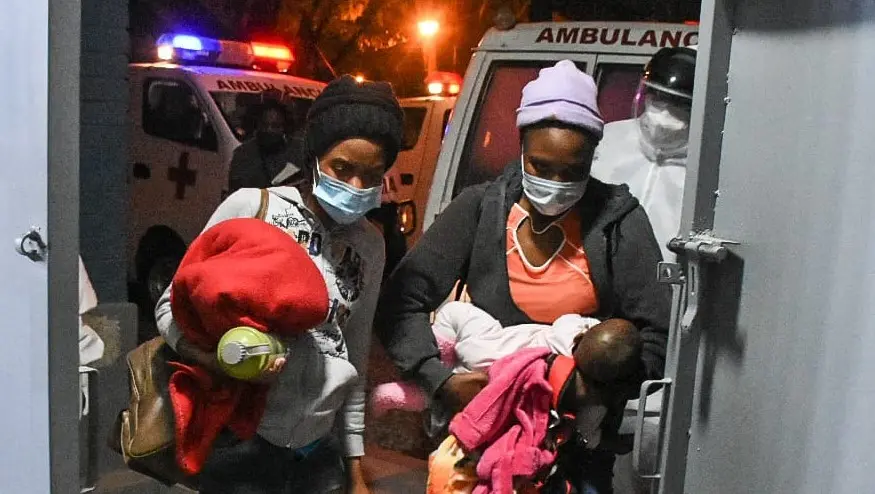 Una imagen de dos haitianas ingresando a un centro de aislamiento COVID. OPINI&Oacute;N