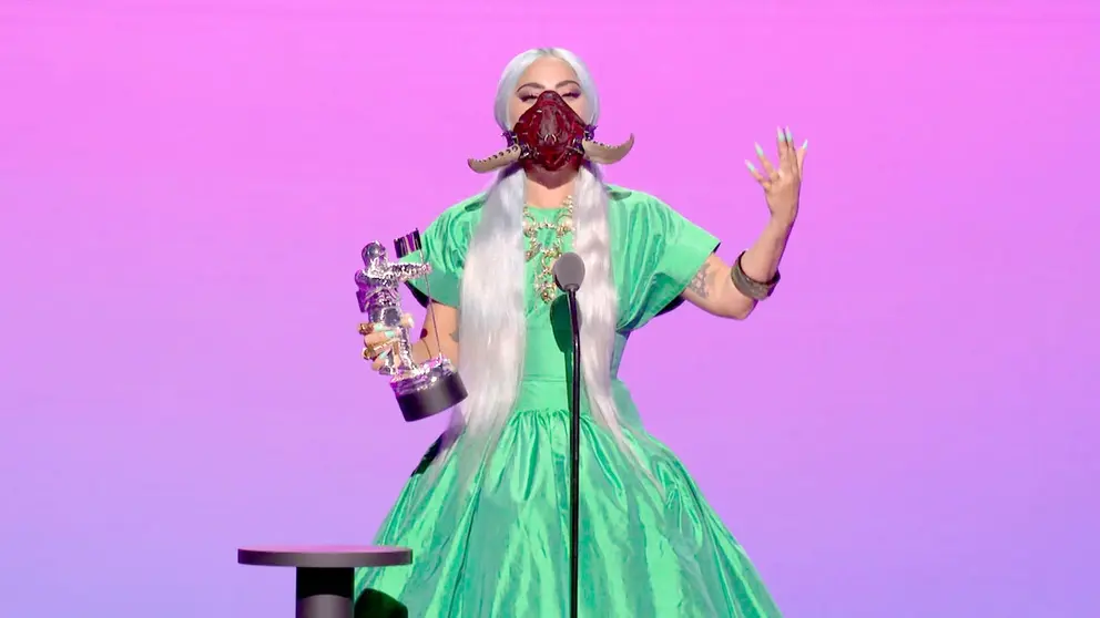 Fotografía cedida hoy por MTV que muestra a la artista estadounidense Lady Gaga mientras habla tras recibir el premio MTV VMA a la Artista del año, en Nueva York (EE.UU). EFE