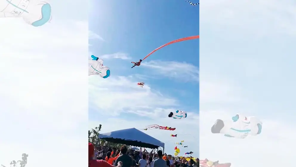 Una cometa levanta por el aire a una niña de 3 años en un festival en Taiwán. EFE