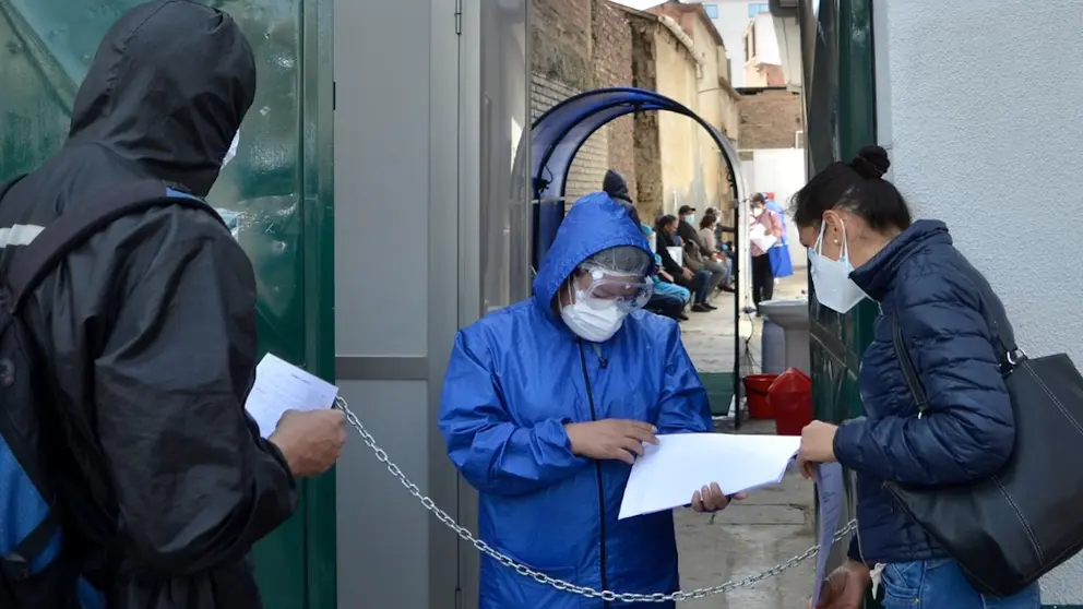 Asegurados aguardan para hacerse pruebas COVID en la CNS.