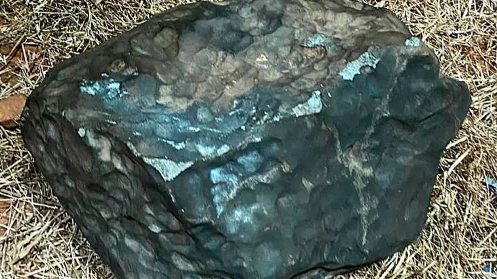 Fotografía cedida hoy por la Sociedad Astronómica de Recife que muestra un meteorito recuperado en Santa Dilomena, Pernambuco (Brasil). EFE