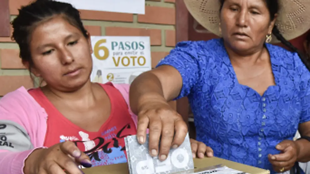 Una ciudadana emite su voto en las elecciones de octubre de 2019. ARCHIVO OPINIÓN