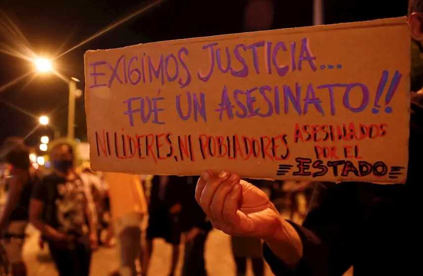 Un cartel con un mensaje de protesta, anoche, en Colombia. EFE.